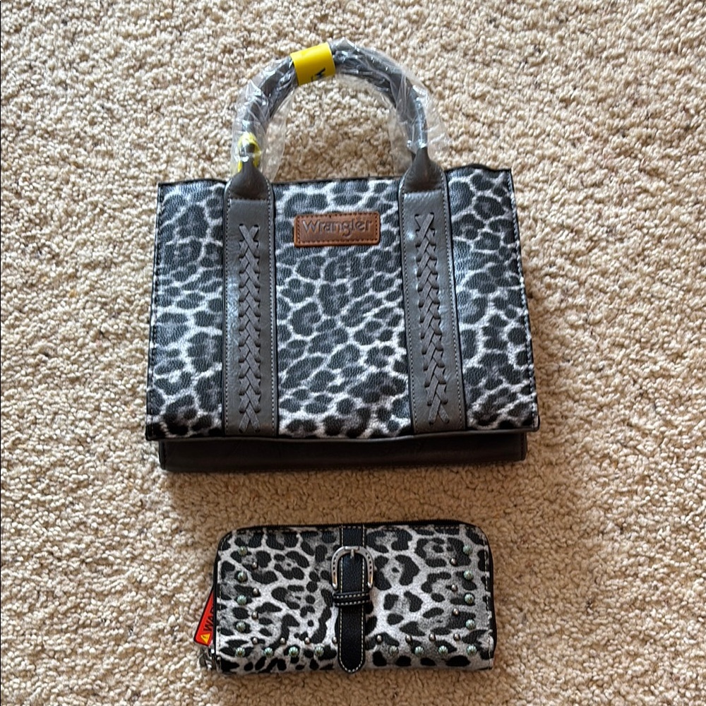 NWT Wrangler Gray Leopard Print Women's Bag Set